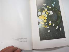 Kukkien sidontaa ja asetelmia - Oppikirja ammattiväelle ja harrastelijoille -flower work