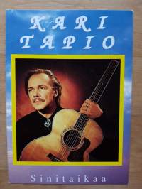 Kari Tapio ja Sinitaikaa -promo postikortti Kari Tapion nimikirjoituksella.