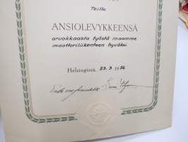 AK Suomen Autoklubi esittää parhaan tunnustuksensa ja myöntää ansiolevykkeensä.... -myöntökirja 12.10.1962, allekirjoitukset Erik von Frenckell, Lauri Viljanen