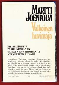 Valkoinen huvimaja, 1980. Kirjallisuutta parhaimmillaan,  taitava nykyihmisen ja nykyhetken kuvaus
