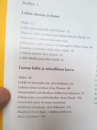 Leikin pikkujättiläinen - Leikin pikkujättiläisessä on laajalti tietoa leikin olemuksesta, lumosta ja voimasta lapsen kehityksen ja oppimisen näkökulmasta