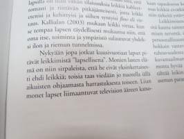 Leikin pikkujättiläinen - Leikin pikkujättiläisessä on laajalti tietoa leikin olemuksesta, lumosta ja voimasta lapsen kehityksen ja oppimisen näkökulmasta