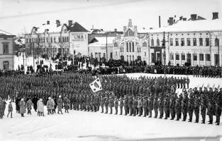 Jääkärit Vaasan torilla 1918, Vapaussota, Mannerheim, canvastaulu, koko noin 50 cm x 75 cm. Teen näitä vain 50 numeroitua kappaletta. Hieno esim. lahjaksi.