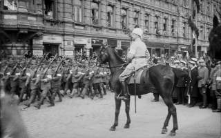 Mannerheim, Vapaussodan voitonparaati, canvastaulu, koko noin 50 cm x 75 cm. Teen näitä vain 50 numeroitua kappaletta. Hieno esim. lahjaksi.