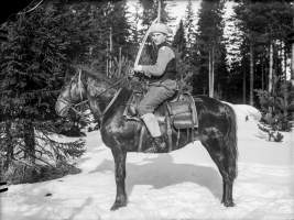 Punakaartilainen ratsailla Turussa, vapaussota, canvastaulu, A4 koko. Teen näitä vain 50 numeroitua kappaletta. Hieno esim. lahjaksi.