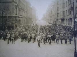 Ruotsalaiset vapaaehtoiset Helsingissä 1918, vapaussota, canvastaulu, A4 koko. Teen näitä vain 50 numeroitua kappaletta. Hieno esim. lahjaksi.