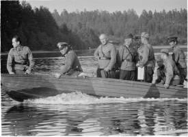 Kenraali Siilasvuo syöksyveneessä, canvastaulu, A4 koko. Teen näitä vain 50 numeroitua kappaletta. Hieno esim. lahjaksi.