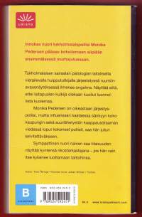 Pisara punaista verta, 2003, 2.p.Sympaattisella nuorella poliisilla on tilaisuus näyttää kyntensä rikostarkastajana – jos hän vain itse pystyy luottamaan kykyihinsä.