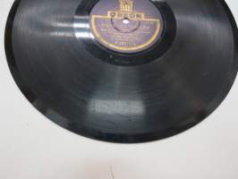 Odeon A 228 117 Kulkijan unelma (kertosäkeen laulanut Heikki Tuominen) / Syysruusuja (soittanut Dajos Belan tanssiorkesteri) -savikiekkoäänilevy / 78 rpm record