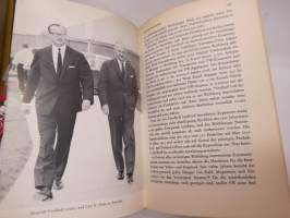 Die Volkswagen-Story - Biographie eines autos -saksankielinen käännös kuuluisasta kirjasta &quot;The Small Wonder&quot;, mukana Volkswagenwerk AG:n jouluonnittelukortti 1966