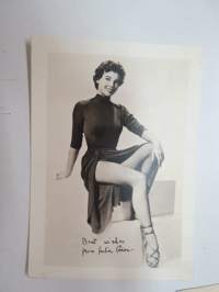 Leslie Caron -ihailijakortti, painettu nimikirjoitus + postituskuori Suomeen -fan card