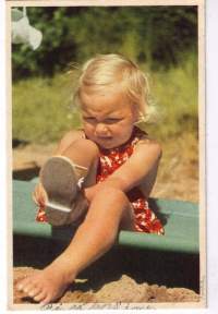 Postikortti: Pienen  tytön  on  joskus  vaikea  saada  kenkä  jalkaan