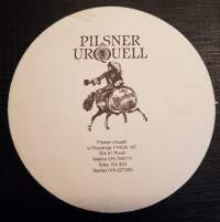 Pilsner Urquell -olut lasin alunen