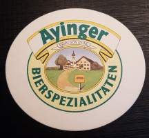 Ayinger Bierspezialitäten -olut lasin alunen