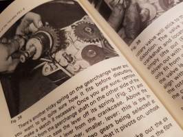 Bikebooks of Yamaha FS1-E, 1977 by John Thorpe. Fully illustrated, Do-it-yourself, Fault-finding charts, Maintenance, Servicing, Repairs and overhaul, Databank