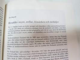 Finsk heraldik i nutiden -näyttelykirja -heraldry exhibition book with articles / Carol Hedberg - Finlands vapen &amp; Finlands flagga, Tom Bergroth - De finska...