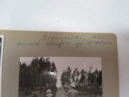 Sieniretkellä -albumisivu / photographs