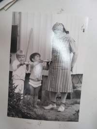 Mummo &amp; lapset  -valokuva / photograph