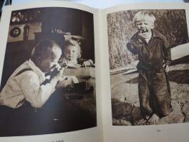 Suomen lapset -kuvateos / picture book of finnish children