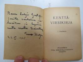 Kenttävirsikirja 1944 -etulehdelle painettu &quot;Tätä suomalaisen sotilaan kenttävirsikirjaa käytti xxx osallistuessaan... taisteluun vv.1941-194