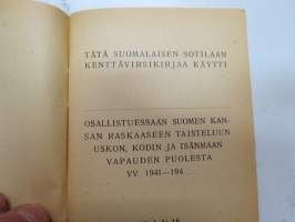 Kenttävirsikirja 1944 -etulehdelle painettu &quot;Tätä suomalaisen sotilaan kenttävirsikirjaa käytti xxx osallistuessaan... taisteluun vv.1941-194