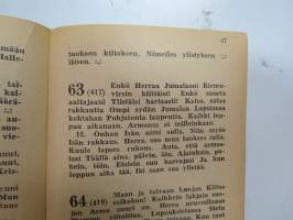 Kenttävirsikirja 1944 -etulehdelle painettu &quot;Tätä suomalaisen sotilaan kenttävirsikirjaa käytti xxx osallistuessaan... taisteluun vv.1941-194