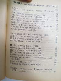 Kenttävirsikirja 1944 -etulehdelle painettu &quot;Tätä suomalaisen sotilaan kenttävirsikirjaa käytti xxx osallistuessaan... taisteluun vv.1941-194