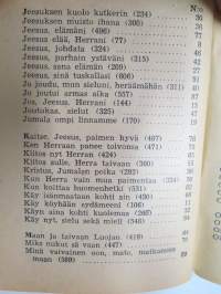 Kenttävirsikirja 1944 -etulehdelle painettu &quot;Tätä suomalaisen sotilaan kenttävirsikirjaa käytti xxx osallistuessaan... taisteluun vv.1941-194