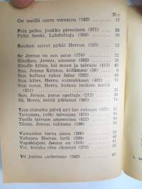 Kenttävirsikirja 1944 -etulehdelle painettu &quot;Tätä suomalaisen sotilaan kenttävirsikirjaa käytti xxx osallistuessaan... taisteluun vv.1941-194