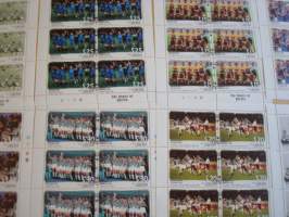 8 erilaista Juventus jalkapallo postimerkkiarkkia, vuod. 2002, jokaisessa arkissa 10 postimerkkiä. Esim. lahjaksi. + kaupantekijäistä Ferrari postimerkkiarkki.