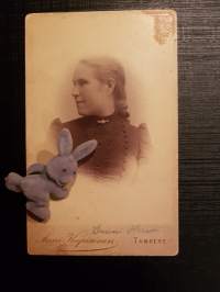 CDV - Visiittikorttivalokuva. Sanni Harsu kuvattu n. vuonna 1890. Anni Kupiainen Tampere.