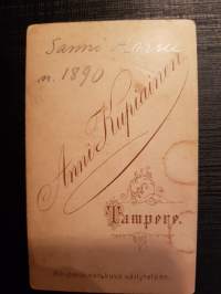 CDV - Visiittikorttivalokuva. Sanni Harsu kuvattu n. vuonna 1890. Anni Kupiainen Tampere.