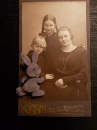 CDV - Visiittikorttivalokuva. Äiti ja lapset. H.&amp;W. Grönroos Kuopio