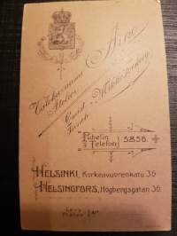 CDV - Visiittikorttivalokuva. Kuva: Atelier Aino, Mikko Forsberg Helsinki