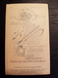 CDV - Visiittikorttivalokuva 1907. Kuva: Axel Aurelius Sunne, Ruotsi