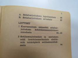 Sotaharjoitusohjesääntö (SotahO) 1957 + liite &quot;Ohjeita erotuomaritoimintaa varten -finnish army rules for military rehearsal operations etc.