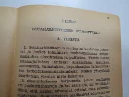 Sotaharjoitusohjesääntö (SotahO) 1957 + liite &quot;Ohjeita erotuomaritoimintaa varten -finnish army rules for military rehearsal operations etc.