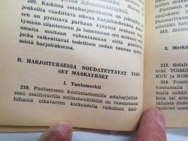 Sotaharjoitusohjesääntö (SotahO) 1957 + liite &quot;Ohjeita erotuomaritoimintaa varten -finnish army rules for military rehearsal operations etc.