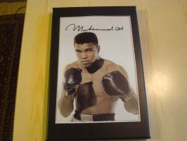 Muhammad Ali, canvastaulu, koko 20 cm x 30 cm. Teen näitä vain 50 numeroitua kappaletta. Yksi heti valmiina lähetettäväksi.