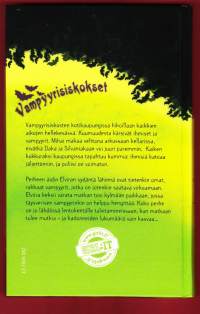 Vampyyrisiskokset - Verta, hikeä ja superliimaa, 2015. 1.p. Vampyyrisiskosten kotikaupungissa hikoillaan superhellekesässä. Kuumuudesta kärsivät vampyyritkin.