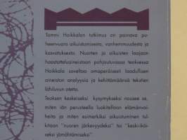 Katoaako kasvatus, himmeneekö aikuisuus?