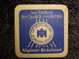 Allgäuer Brauhaus -olut lasin alunen.
