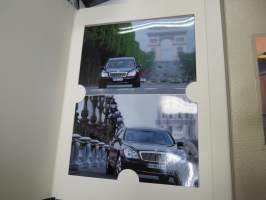 Maybach 57, 62 - The Automobiles - Paris Motor Show 2002 -esittely- / lanseerauskansio pressikuvineen ym. -press kit
