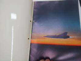 Saab 1994 Annual Report - Svenska Aeroplan Ab - The Swedish Aircraft Co. Ltd -vuosikertomus, kuvitusta mm. autoista, lentokoneista ja muusta teollisuudesta