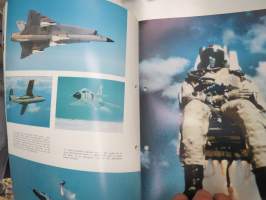 Saab 1994 Annual Report - Svenska Aeroplan Ab - The Swedish Aircraft Co. Ltd -vuosikertomus, kuvitusta mm. autoista, lentokoneista ja muusta teollisuudesta