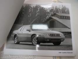 Cadillac 1997 Media Information -kansio, sisältää mm. noin 35 pressikuvaa