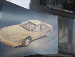 Cadillac Seville 1998 Product / Media Information -kansio, sisältää mm. noin 20 pressikuvaa