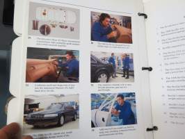 Cadillac Seville 1998 Product / Media Information -kansio, sisältää mm. noin 20 pressikuvaa