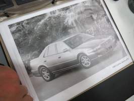 Cadillac Seville 1998 Product / Media Information -kansio, sisältää mm. noin 20 pressikuvaa