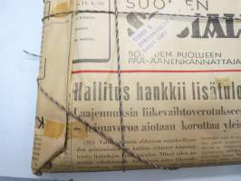 Sanomalehtiä lakon (yleislakko) ajalta maaliskuu 1956 -hyvin taiteltu ja narulla sidottu nippu, ei avattu, joten tarkka sisältö ei tiedossa